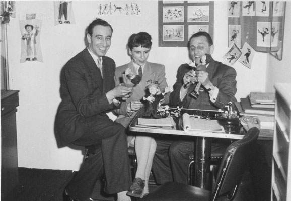 Fotka cca z roku 1945, kde plánují figurky Schleich. Za nimi také můžete vidět plakáty s plány.